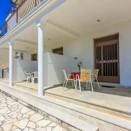 Laura Apartman *