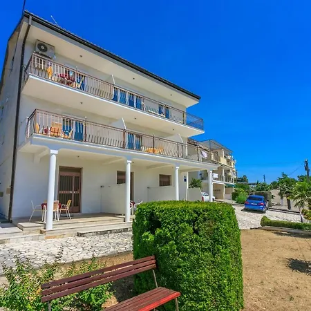 Laura Apartman *